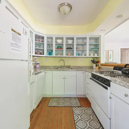 Cozy Cottagesuper Cute Vacation Rental - Just 1 Block From Beach Access To Lake Michigan!
